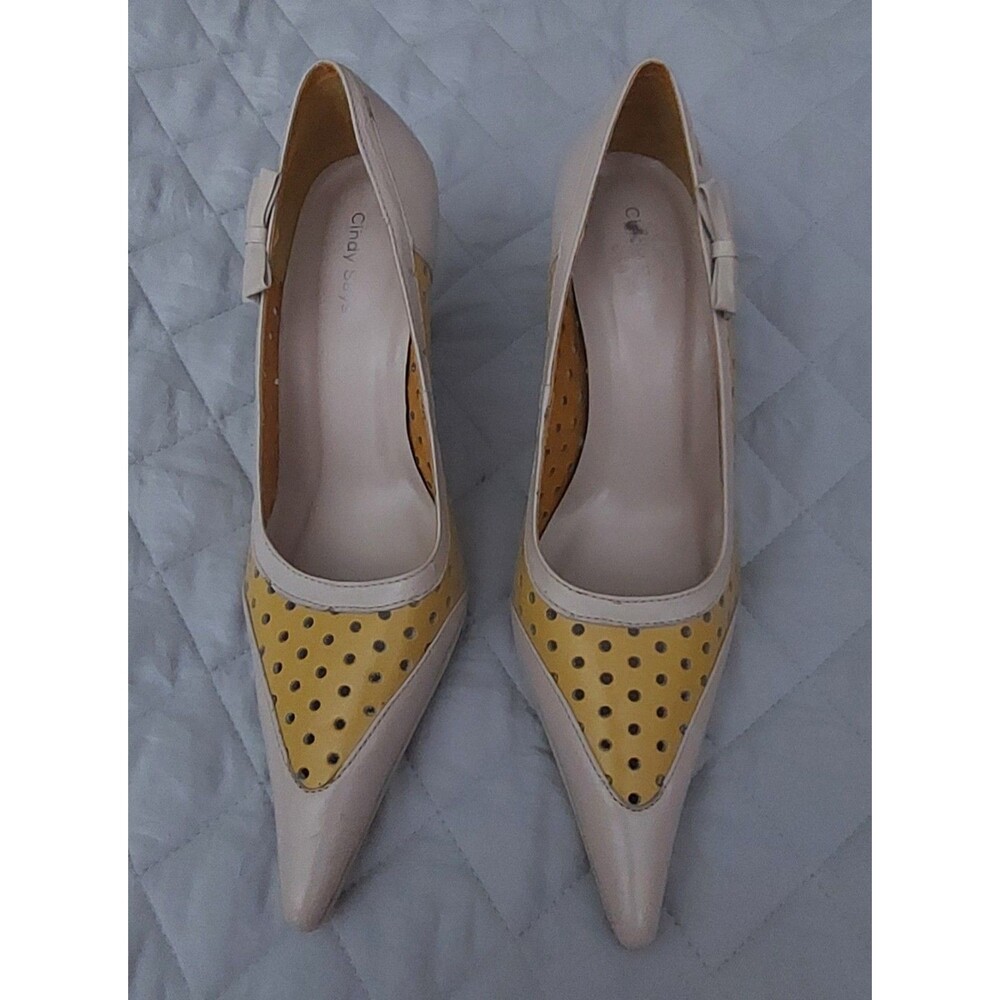 Cindy Says high-heeled pumps features a distinctive, retro-inspired color block
